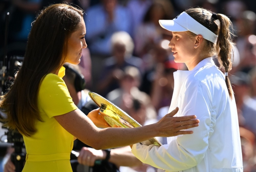  莱巴金娜温网夺冠书写新传奇