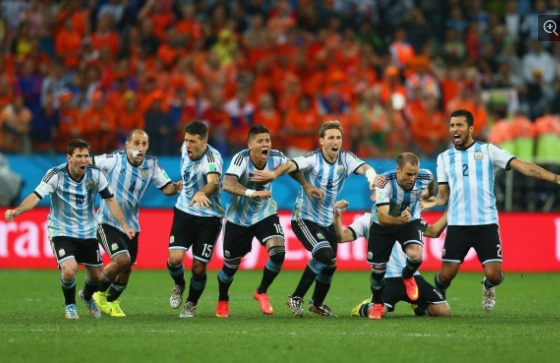  世界杯决赛激战正酣，阿根廷领先巴西