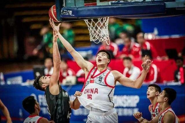  篮坛新星闪耀赛场展非凡实力