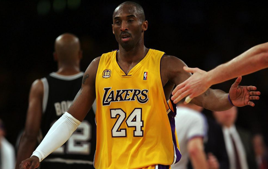  湖人詹姆斯里程碑之夜率队凯旋