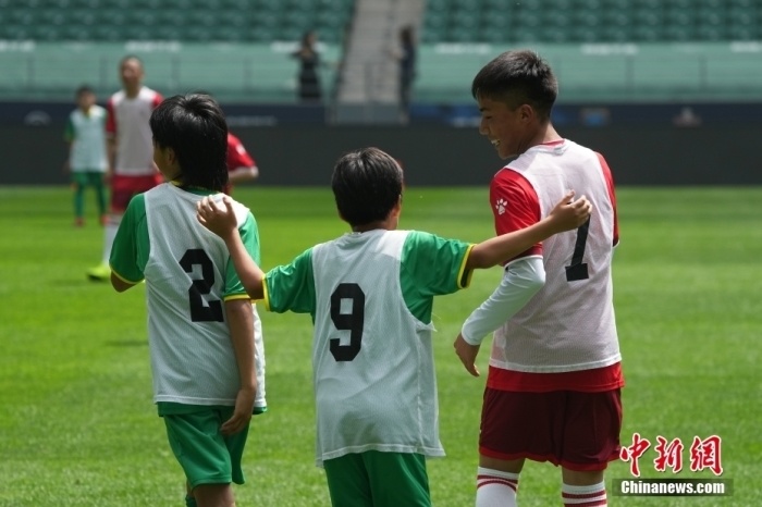  足球公益项目下乡，留守儿童圆梦球场  