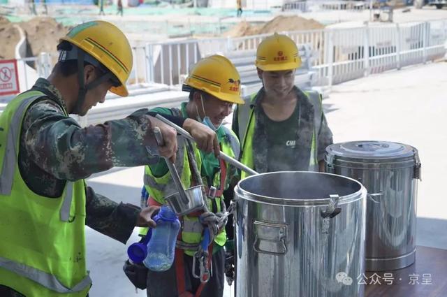  高温预警下的防护措施，组委会发放降温冰袖